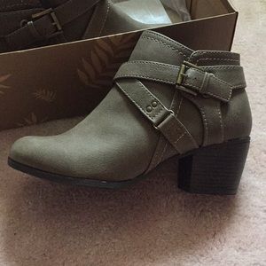 Ankle height boots.